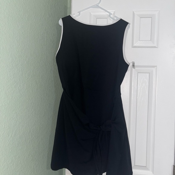 Elegant Black Sleeveless Dress - Picture 2 of 4